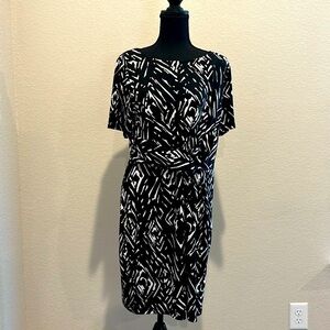 Roz & Ali Women’s Short Sleeve Black and White Dress.